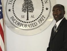 Headshot3-226×300-1-aspect-ratio-4-3